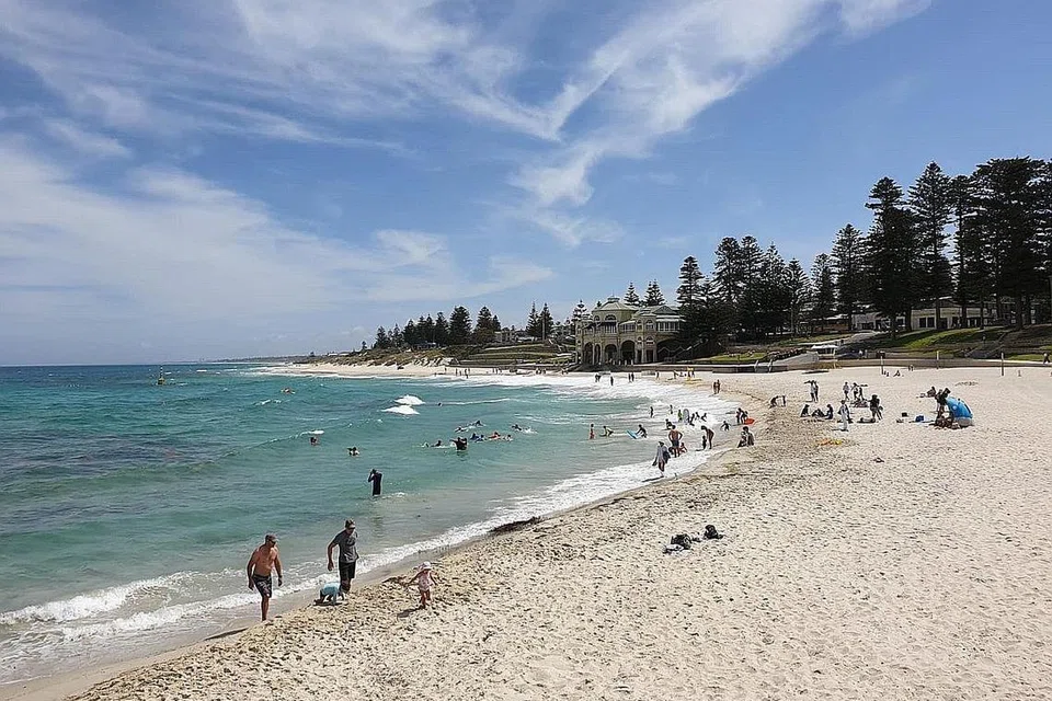 JADI TARIKAN: Nikmati keindahan pantai Cottesloe yang bersih dan indah. Pantainya bersih dan tenang...sedap mata memandang. 