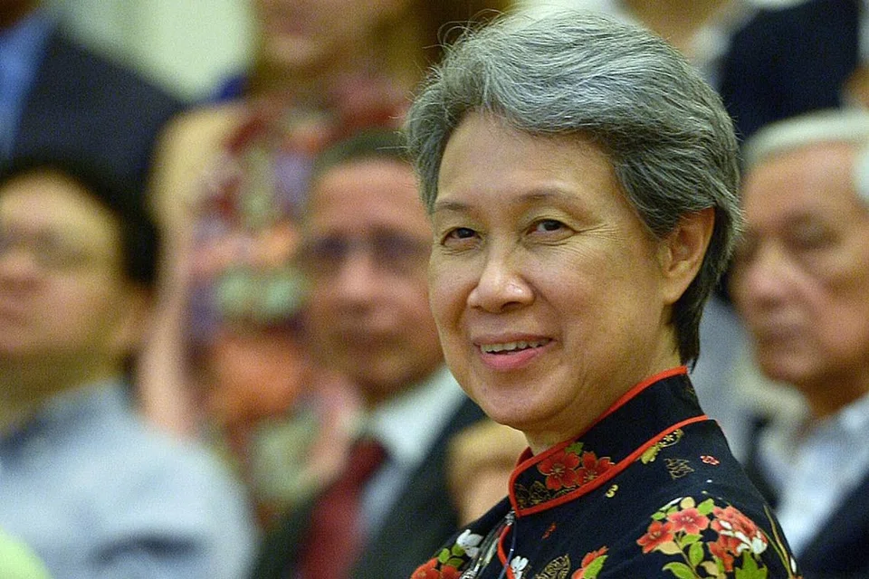 PENCAPAIAN DIIKTIRAF: Tiga tokoh korporat dan usahawan wanita Singapura - (Gambar atas) Cik Ho Ching (Temasek Holdings); Cik Chew Gek Khim (Straits Trading); dan Cik May Ng (Pan-United) - diiktiraf oleh majalah Forbes sebagai antara 50 wanita paling berkuasa di Asia atas pencapaian mereka dalam industri masing-masing.