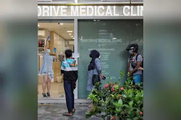 GELOMBANG OMICRON KIAN REDA: Klinik-klinik ini akan kembali kepada waktu operasi biasa mulai semalam untuk memberi mereka rehat yang amat diperlukan daripada waktu operasi yang panjang. - Foto BH oleh FELINE LIM