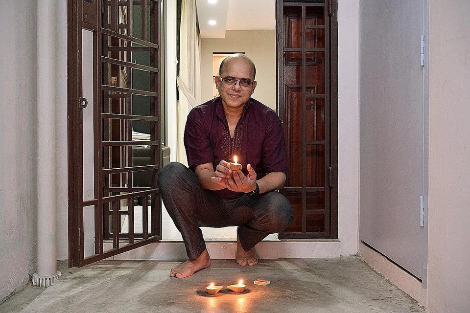 BERWASPADA: Pada mulanya Encik Mani mahu menyambut Deepavali bersama sekumpulan kecil rakan sekerjanya, namun akhirnya memutuskan melupakan hasrat itu untuk berjaga-jaga. - Foto TAMIL MURASU