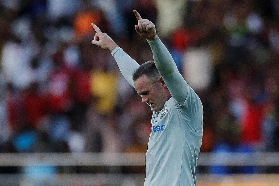 GOL CANTIK: Penyerang baru Everton Wayne Rooney meraikan gol cemerlangnya dari jarak jauh. - Foto REUTERS 