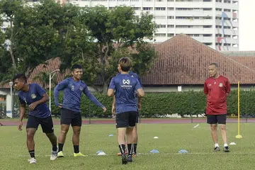 GHAIRAH BERAKSI: Jurulatih Teo (kanan) dan pemainnya akan merebut peluang meraih trofi pertama Hougang United dalam pertandingan Perisai Masyarakat AIA. - Foto BH oleh AZMI ATHNI