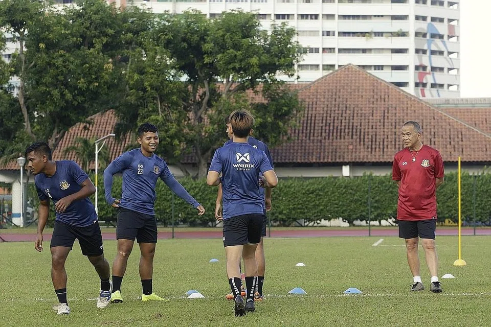 GHAIRAH BERAKSI: Jurulatih Teo (kanan) dan pemainnya akan merebut peluang meraih trofi pertama Hougang United dalam pertandingan Perisai Masyarakat AIA. - Foto BH oleh AZMI ATHNI