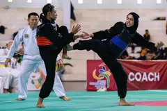 Pesilat Singapura, Nurul Irbah Muhammad Razali (kanan), ketika beraksi menentang, Vince Anggy Fadila, dari Indonesia dalam acara Tanding Puteri Kelas A (45-50kg) dalam Sukan Universiti Asean (AUG) 2024 di Malang, Indonesia, pada 5 Julai.