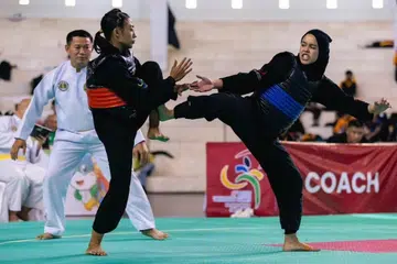 Pesilat Singapura, Nurul Irbah Muhammad Razali (kanan), ketika beraksi menentang, Vince Anggy Fadila, dari Indonesia dalam acara Tanding Puteri Kelas A (45-50kg) dalam Sukan Universiti Asean (AUG) 2024 di Malang, Indonesia, pada 5 Julai.