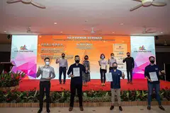 SAMPAIKAN ANUGERAH: Menteri Negara Kanan (Pengangkutan merangkap Kemampanan dan Sekitaran), Dr Amy Khor (di pentas, kedua dari kiri), di acara penyampaian Anugerah Penjaja Singapura kepada 15 penerima semalam semasa Seminar Penjaja SG di Our Tampines Hub. - Foto NEA