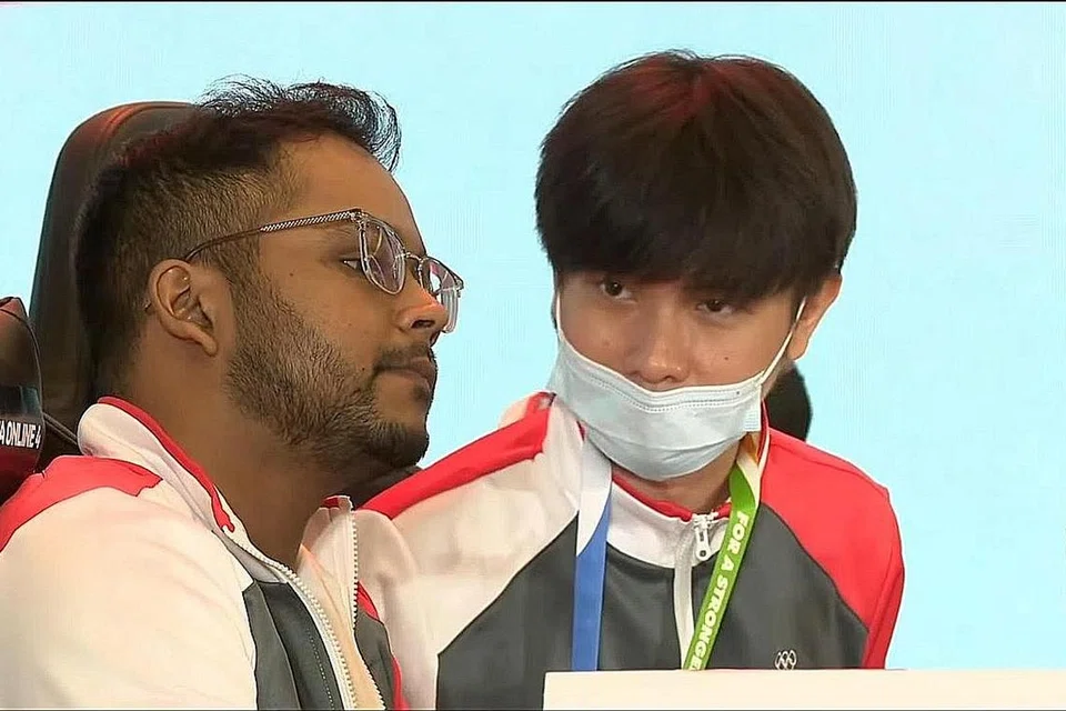 TIMBA PENGALAMAN: Ini adalah penampilan pertama Singapura dalam acara permainan video bola sepak, Fifa di Sukan SEA. Namun, Syakir berpuas hati dapat merealisisasikan impian mewakili negara dalam temasya itu. - Foto-foto AFP, YOUTUBE / VTV THE THAO