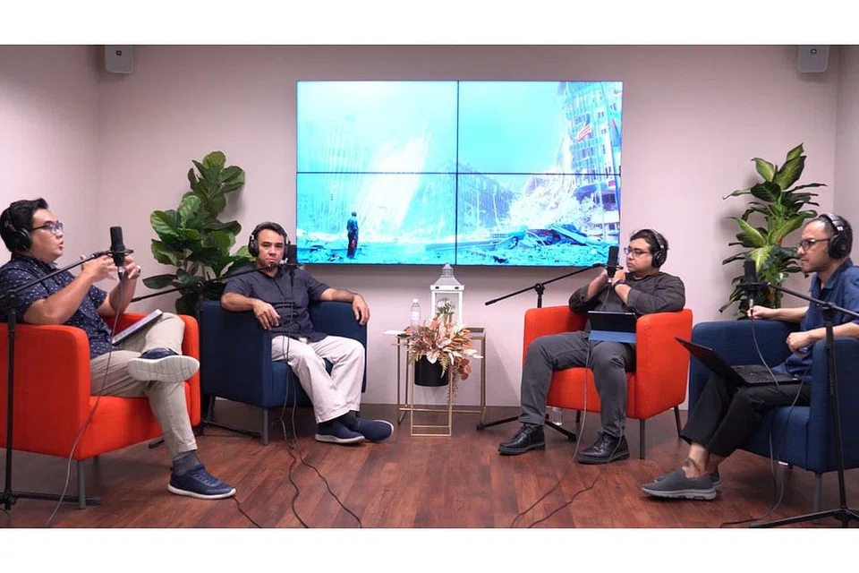 BINCANG KESAN PENGGANASAN: Podcast khas terbitan bersama The Straits Times (ST) dan Berita Harian (BH) yang membincangkan topik 'Kesan serangan 9/11 ke atas Amerika Syarikat pada 2001 dan bagaimana ia telah menjejas keharmonian di Singapura dan Asia Tenggara' disertai (dari kiri) , Encik Nazri Hadi Saparin, Ustaz Dr Mohamed Ali, Encik Zakir Hussain dan Encik Ernest Luis, sebagai moderator podcast. - Foto BH oleh
