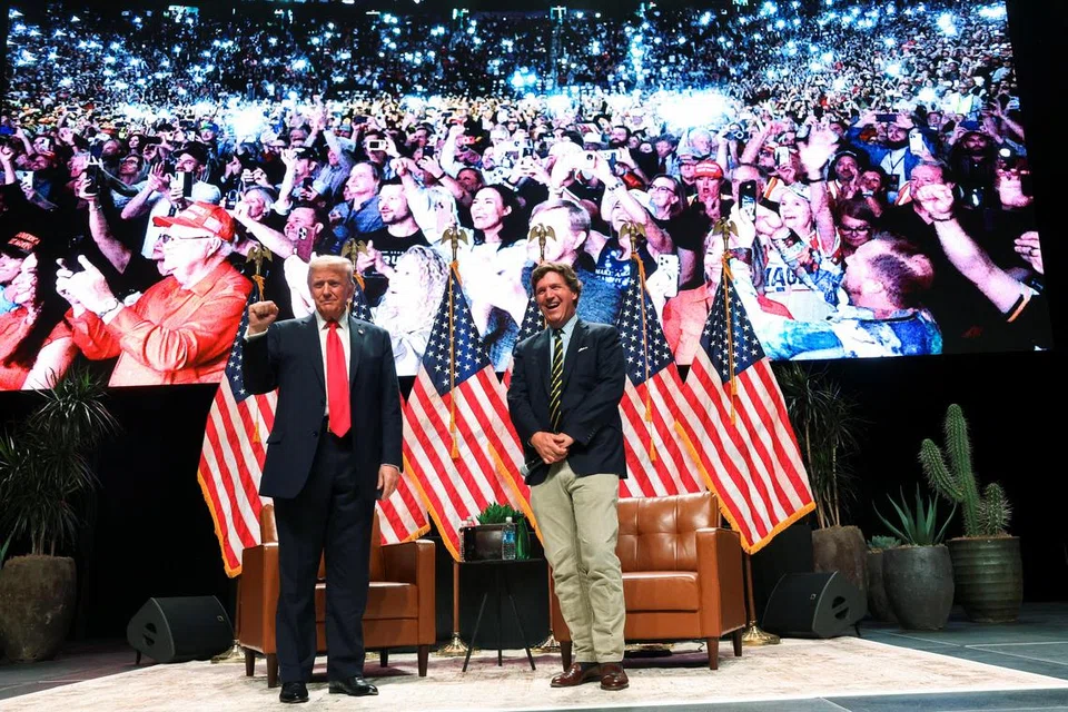 Calon presiden Republikan, Encik Donald Trump (kiri), bersama bekas hos ‘Fox News’, Encik Tucker Carlson, di acara ‘Tucker Carlson Live on Tour’ di Arena Desert Diamond, Glendale, Arizona, pada 31 Oktober.