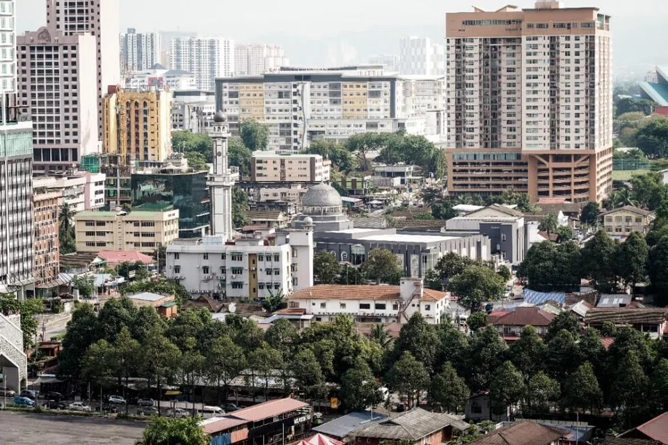 Sebelum panas dengan perdebatan mengenai pilihan raya Datuk Bandar Kuala Lumpur, pembentangan Rang Undang-undang Pembaharuan Semula Bandar (URA) di Parlimen juga ditangguhkan pada Ogos 2025, atas alasan kebimbangan mengenai kepentingan tertentu kaum Melayu di bandar.  
