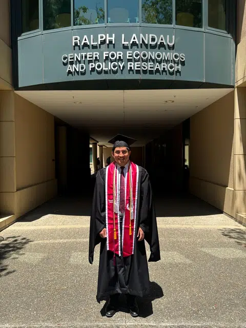 Encik Muhammad Dhafer Muhammad Faishal, merupakan siswazah Sarjana Muda Sastera (Kepujian) dalam bidang Ekonomi dari Universiti Stanford, Amerika Syarikat.