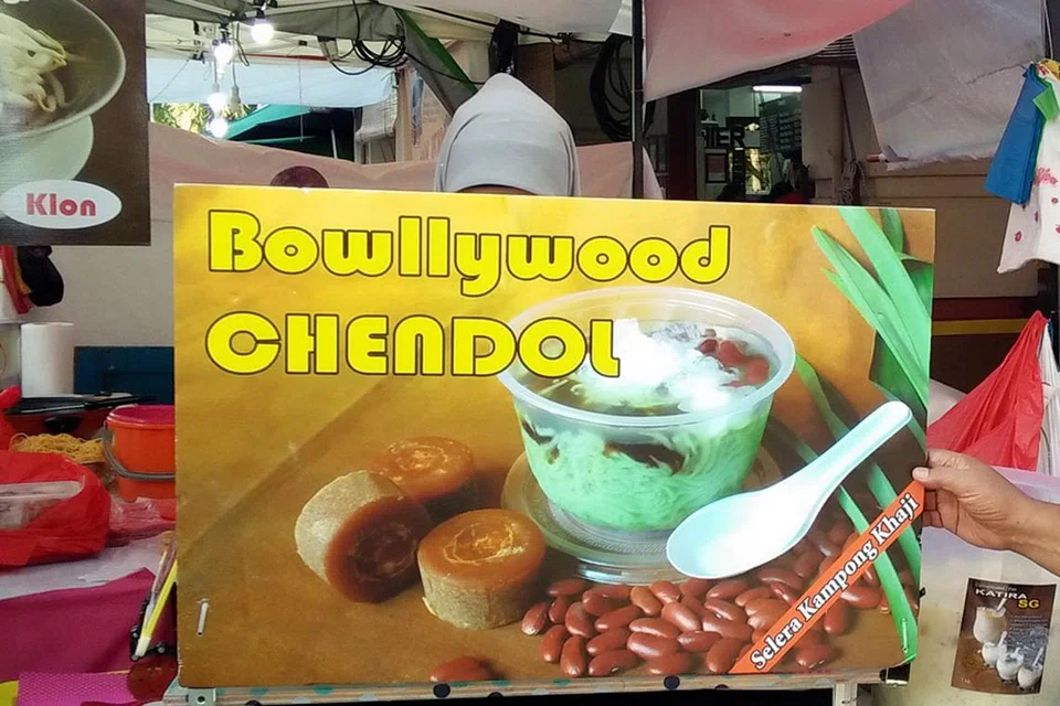 DAPAT SAMBUTAN RAMAI: Gambar atas pula adalah sebahagian gerai Encik Makrob. - Foto SAINI SALLEH