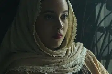 ANGGIKA BOLSTERLI: Antara kesukaran yang dihadapi adalah menghidupkan watak wanita ‘penyondol’ rumah tangga orang yang terlalu obses dengan seorang lelaki sehingga mendapatkan bantuan dukun untuk menghuru-harakan keadaan keluarga lelaki yang dicintai.