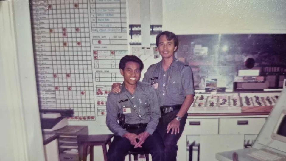 Encik Taib (kanan) ketika bertugas di bilik operasi Pulau Bukom pada tahun 80-an.