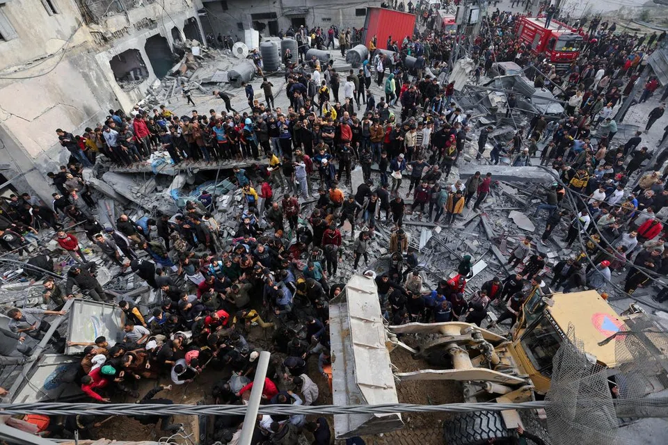TARUH HARAPAN: Penduduk Palestin mencari mangsa di tapak serangan Israel ke atas sebuah rumah, di Rafah, di selatan Jaluran Gaza pada 20 Disember 2023 di tengah-tengah harapan tinggi terus diletakkan agar Israel dan Hamas menuju ke arah satu lagi perjanjian gencatan senjata dan pembebasan tebusan.