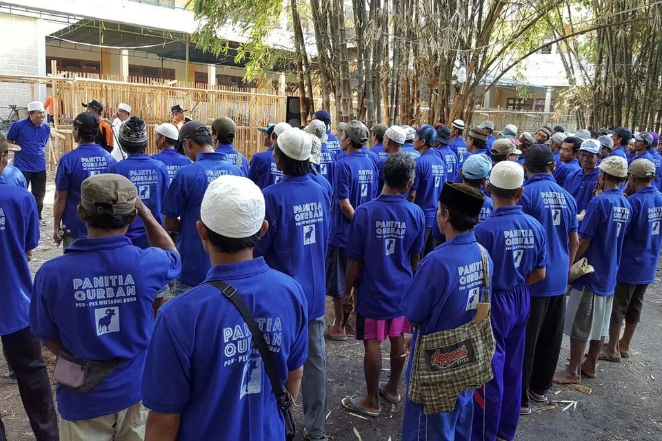 BAIK DAN TERSUSUN: Sukarelawan memakai seragam kemeja-T, siap dikerah membantu melancarkan upacara korban anjuran firma milik Encik Hamzah di pondok pesantren Assalafi Miftahul Huda, di Desa Ngroto, Kecamatan Gubug, Jawa tengah, pada Aidiladha lalu. - Foto ihsan SYAKIRA'S BUTCHER AND WEDDING SERVICES