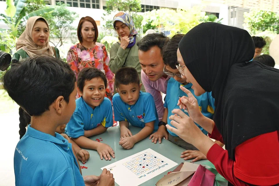 Jumlah pelajar yang menyertai Program Tuisyen Mendaki (MTP) telah meningkat 35 peratus sepanjang lima tahun lalu, dengan hampir 9,700 pelajar berdaftar di bawah program itu pada 2024. Gambar menunjukkan Menteri Negara Kanan (Tenaga Manusia merangkap Pertahanan), Encik Zaqy Mohamad (tiga dari kanan), berinteraksi dengan pelajar MTP.