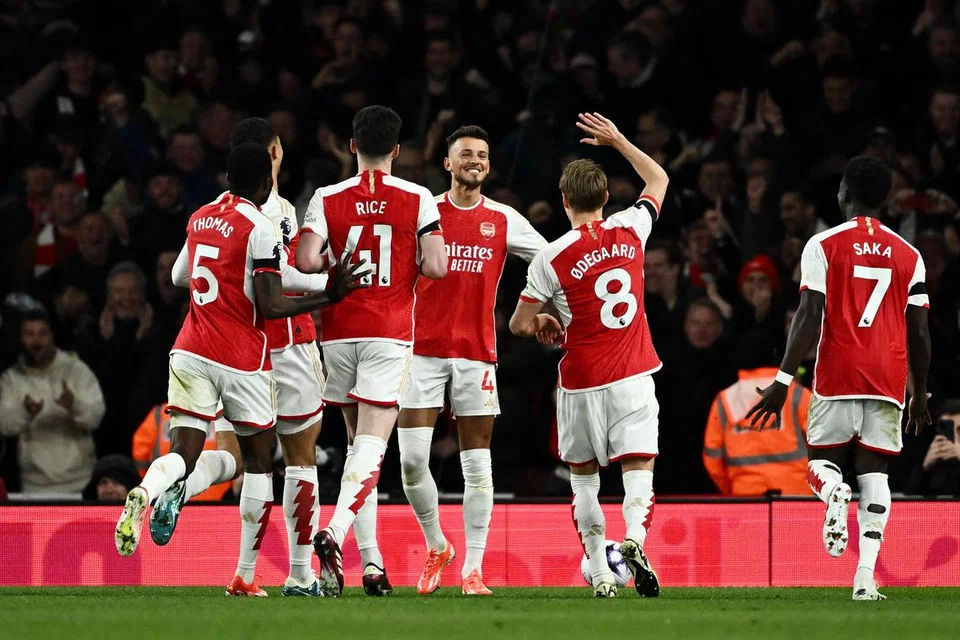 Pemain Arsenal meraikan gol kelima mereka dalam kemenangan 5-0 perlawanan Liga Perdana England (EPL) mereka ke atas Chelsea. Ini bermakna Arsenal kini menduduki tempat teratas EPL.
