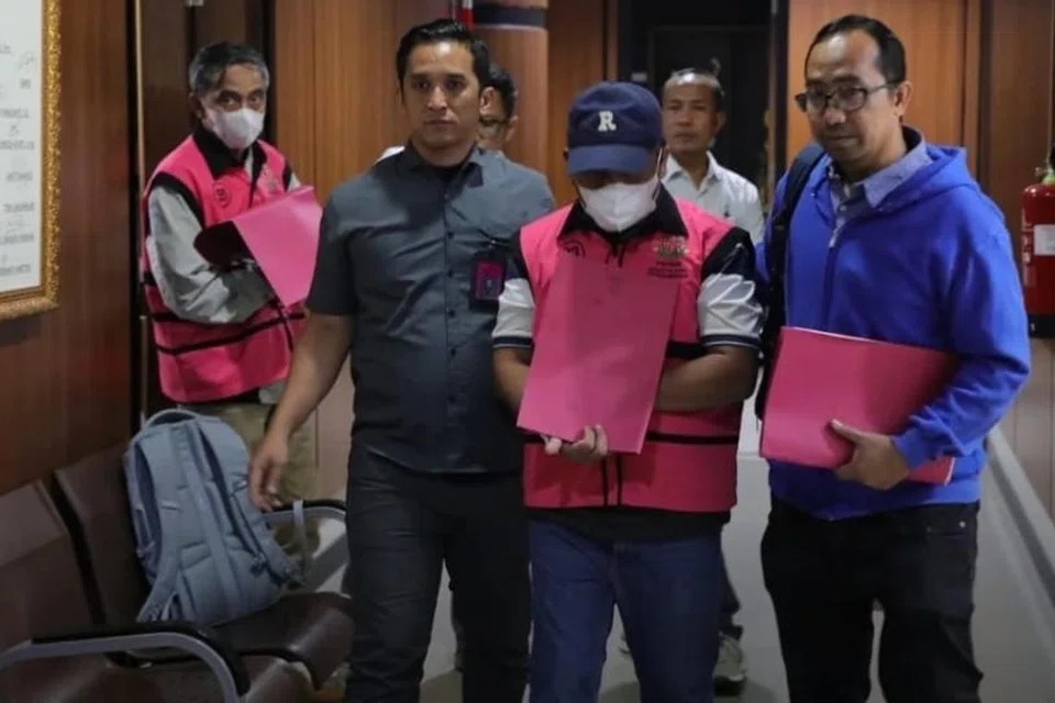 Suspek diiringi oleh pegawai pendakwa raya selepas menjalani sesi soal siasat di Pejabat Peguam Negara di Jakarta, pada  14 April 2025.