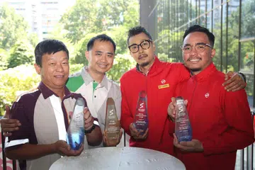 (Dari kiri) Encik Lee Chee Chong, Encik Natheniel Saw, Encik Mohamad Asraf Mohamad, dan Encik Nor Elly Putra Abdullah, ialah antara kira-kira 450 pekerja pengangkutan awam yang diiktiraf semasa majlis Anugerah Keselamatan dan Kesejahteraan Pengangkutan Awam pada 22 Ogos, atas usaha mereka dalam memastikan keselamatan rangkaian pengangkutan awam Singapura.
