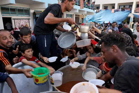 Kanak-kanak Palestin berebut-rebut mendapatkan bantuan makanan di sebuah sekolah kelolaan Pertubuhan Bangsa-Bangsa Bersatu (PBB) di Rafah, di tengah-tengah berkurangnya kemasukan bantuan kemanusiaan ke Gaza.
