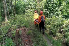 Penyelamat daripada Badan Nasional Pencarian dan Pertolongan (Basarnas) mengusung peralatan semasa operasi mencari dan menyelamat di Gunung Dukono, Maluku Utara, Indonesia, pada 8 Mei.