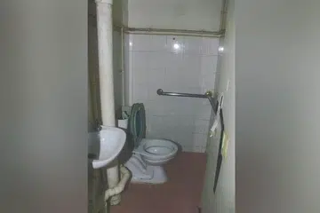 Kededua kanak-kanak itu dikurung dalam tandas dan hanya dibenarkan keluar untuk makan atau ketika lelaki itu dan isterinya ingin menggunakan tandas.