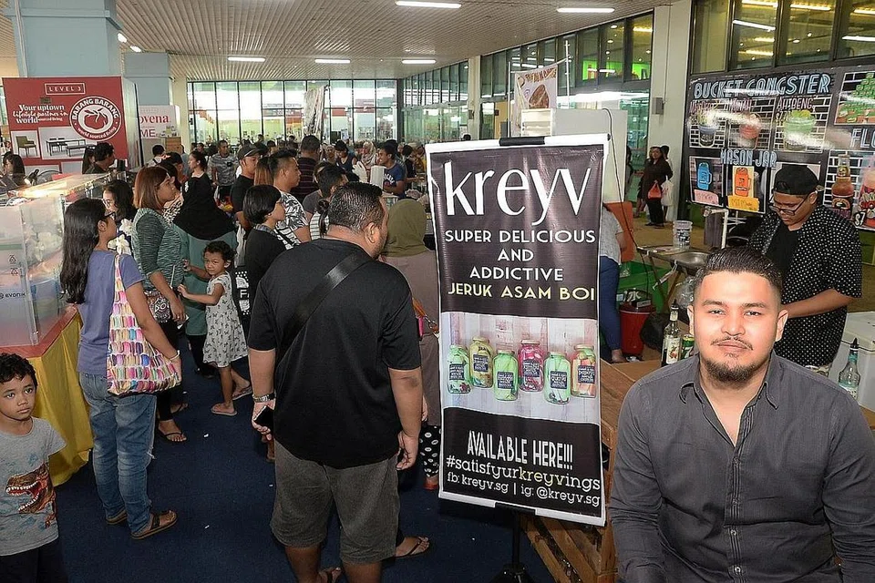 BAZAR BIGBOX: Encik Mohamed Mubarak (kiri) menimba pengalaman baru menganjurkan bazar Ramadan di Jurong tahun ini setelah lima tahun menjadi kontraktor kecil di Geylang Serai. - Foto-foto JOHARI RAHMAT