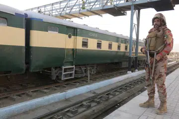 Seorang anggota separa tentera berkawal di Stesen Kereta Api Quetta, di Quetta, wilayah Balochistan yang bergolak, Pakistan, 10 Ogos 2025. Enam gerabak Jaffar Express tergelincir akibat letupan bom yang dipasang pada landasan berhampiran Stesen Spezand di Mastung, namun tiada kemalangan jiwa dilaporkan. Dengan peningkatan serangan militan dalam beberapa tahun kebelakangan ini, infrastruktur pengangkutan Balochistan, khususnya landasan kereta api, semakin menjadi sasaran, sekali gus mencerminkan ancaman keselamatan yang kian membimbangkan di wilayah itu.