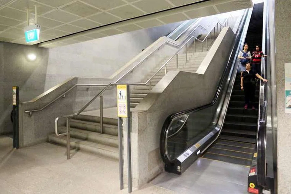 Gambar fail penumpang menggunakan eskalator di stesen MRT Bishan. Empat wanita jatuh semasa menggunakan eskalator di stesen itu pada Ahad (8 Jan) . 