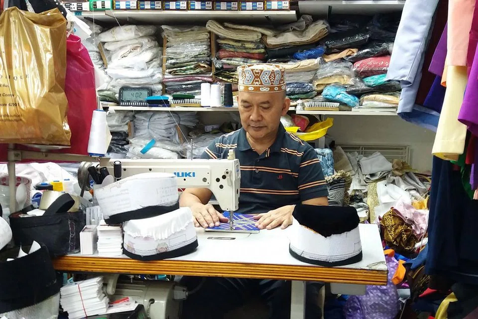 MASIH TERUSKAN KEPAKARAN MENJAHIT SONGKOK: Encik Abdul Wahab, yang diajar menjahit songkok sejak berusia tujuh tahun oleh ayahnya, boleh menghasilkan antara 20 dengan 30 songkok sebulan pada bulan-bulan biasa dan boleh menjual sehingga 300 songkok dalam Ramadan dengan bantuan keluarganya. Ilmu menjahit membuat songkok ini telah pun diturunkan kepada ketiga-tiga anaknya tetapi sehingga kini belum ada yang mahu meneruskannya secara sepenuhnya masa. - Foto BH oleh ISMAIL ALI