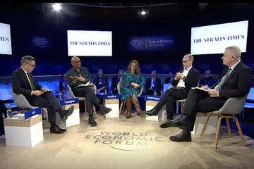 (Dari kiri) Encik Jaime Ho, Presiden Tharman Shanmugaratnam, Cik Sherry Madera, Encik Mads Christensen dan Encik Cenk Alper berbincang dalam panel mengenai pasaran alam semula jadi pada 21 Januari di Forum Ekonomi Sedunia (WEF) di Davos, Switzerland.