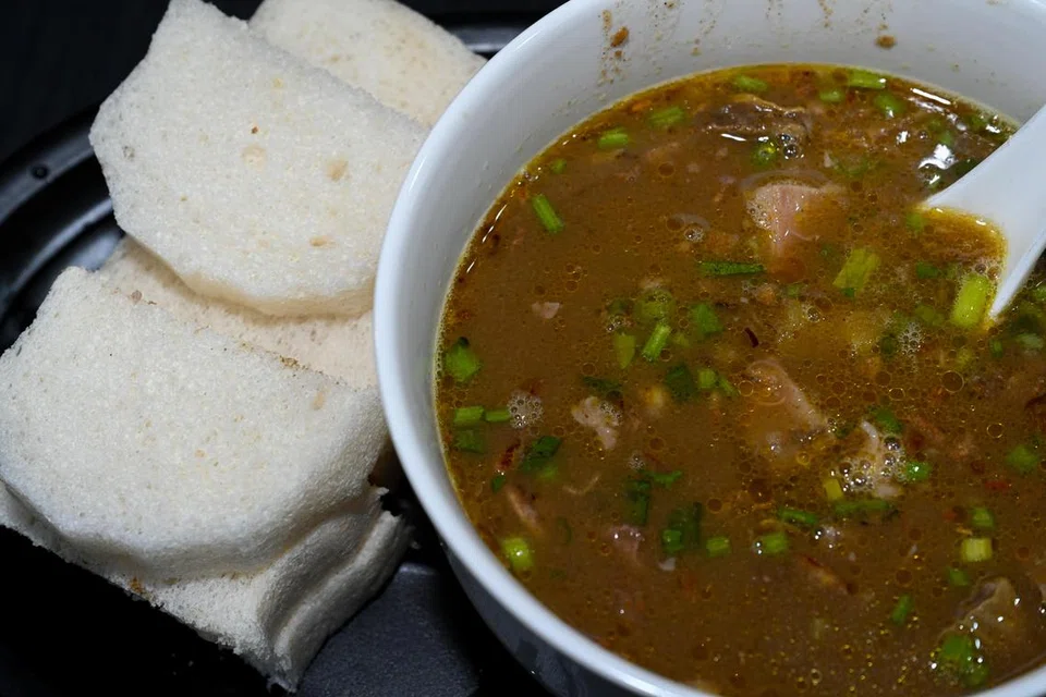 Mamak’s Nasi Kandar juga bekerjasama dengan kedai Sup Kambing Haji Abu dari Malaysia yang menggunakan lebih 40 jenis bahan ramuan.