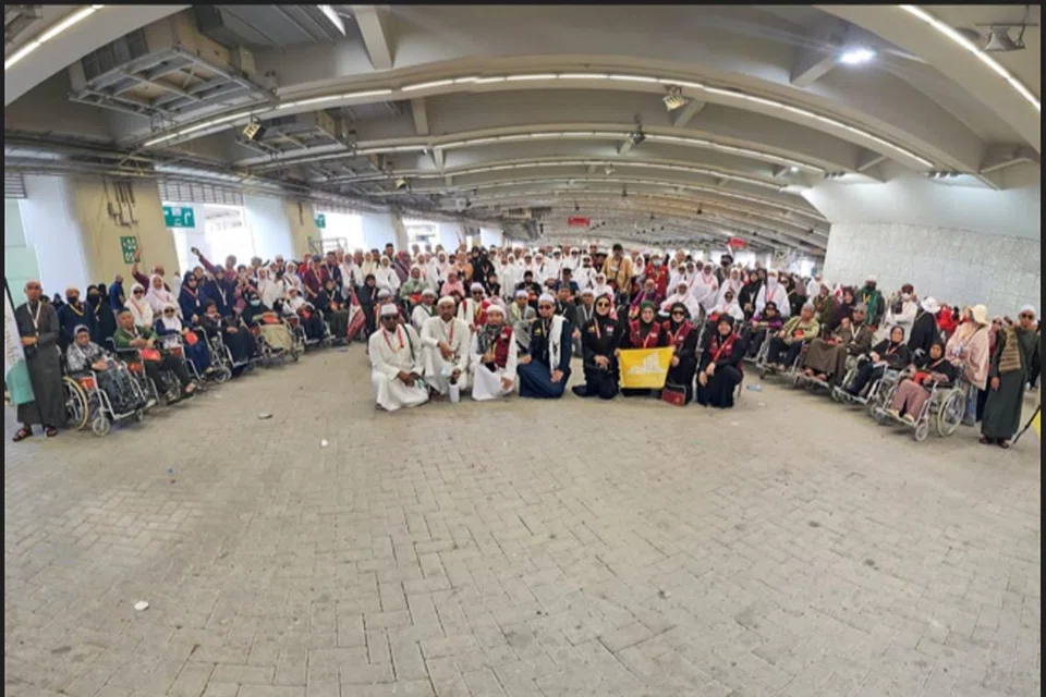 SELESAI LONTARAN TERAKHIR: Jemaah Jalaluddin Travel & Services Pte Ltd (JTS) bergambar pada 13 Zulhijah lalu di Kompleks Jamrah setelah menyelesaikan lontaran terakhir.