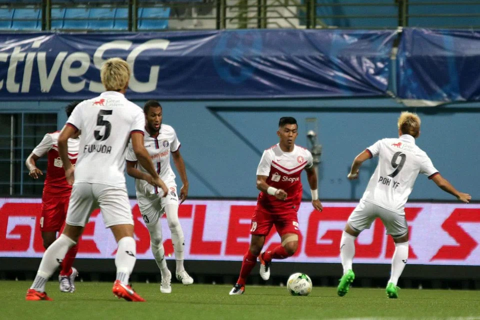 GOL PERTAMA: Khairul Amri (berjersi merah putih) menjaringkan gol pertama musim ini dalam kemenangan Young Lions ke atas Warriors FC minggu lalu. - Foto ihsan ELIKA MERCADO