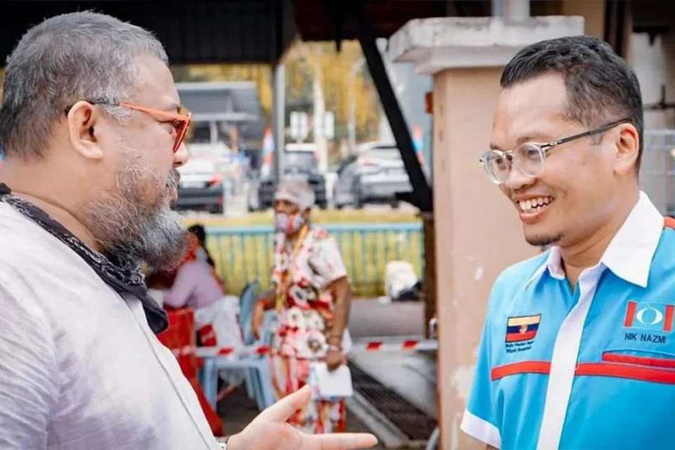 Datuk Afdlin (kiri) menyifatkan Nik Nazmi sebagai tokoh reformasi berwibawa, berintegriti dan sumbangannya tidak akan dilupakan warga Cabang Setiawangsa.