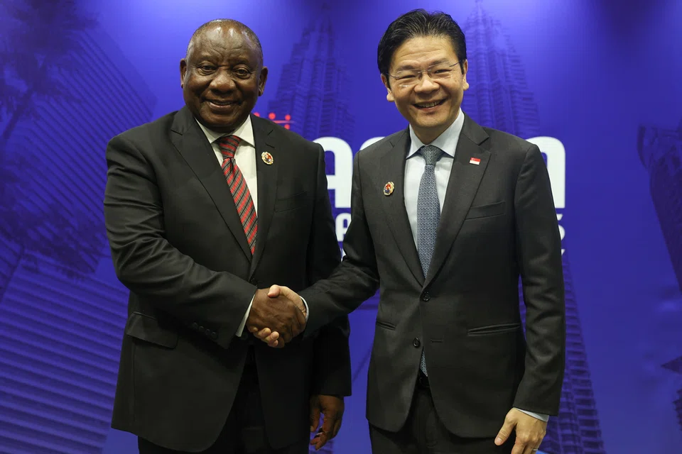 Perdana Menteri Encik Lawrence Wong (kiri) bertemu Presiden Afrika Selatan Matamela Cyril Ramaphosa semasa menghadiri Sidang Puncak Asean ke-47 dan Sidang Berkaitan di Kuala Lumpur, Malaysia pada 26 Oktober.