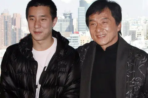 MENYESAL ANAK KURANG DISIPLIN: Jackie Chan (kanan) enggan menyerahkan hartanya kepada anaknya Jaycee Chan jika beliau meninggal kerana enggan si anak yang tidak disiplin dan dianggap kesat dalam perbualannya dengan orang sekeliling menyalahgunakan hartanya.