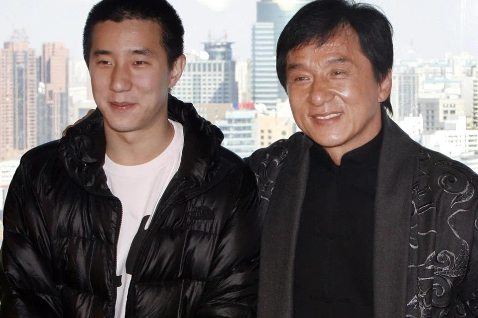 MENYESAL ANAK KURANG DISIPLIN: Jackie Chan (kanan) enggan menyerahkan hartanya kepada anaknya Jaycee Chan jika beliau meninggal kerana enggan si anak yang tidak disiplin dan dianggap kesat dalam perbualannya dengan orang sekeliling menyalahgunakan hartanya.
