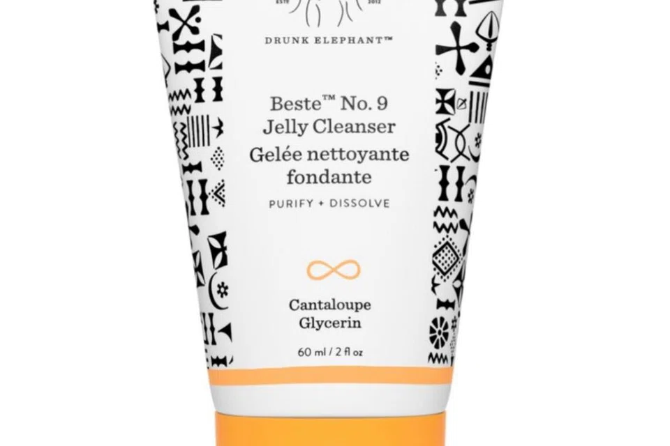  Drunk Elephant Beste No. 9 Jelly Cleanser adalah pembersih jeli yang sesuai untuk semua jenis kulit. Ia terdapat dalam saiz perjalanan yang ideal digunakan untuk penerbangan.