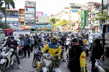 Penunggang motosikal beratur untuk mengisi petrol di sebuah stesen minyak di Hanoi pada 10 Mac 2026. Vietnam mengumumkan pada 9 Mac bahawa ia akan menghapuskan tarif import bahan api sebagai langkah menstabilkan bekalan dan harga susulan gangguan bekalan minyak akibat konflik AS-Israel dengan Iran, yang telah melonjakkan harga ke paras tertinggi sejak 2022.