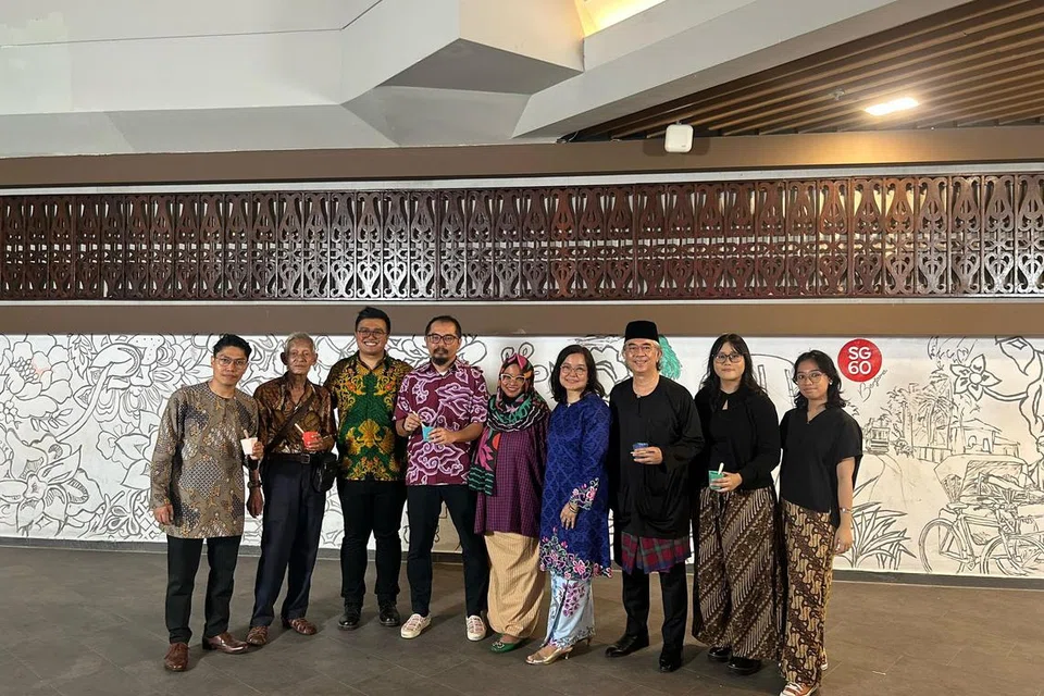 Pelukis tempatan dan anggota Angkatan Pelukis Aneka Daya (Apad),  Salihin Jaafar (tiga dari kiri) bergambar bersama seniman Apad lain, serta Presiden Apad, Masturah Sha’ari (baju biru).  