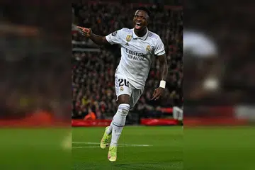 PENYERANG BERBISA: Vinicius Junior meraikan gol keduanya dalam kemenangan 5-2 Real Madrid ke atas Liverpool dalam perlawanan pertama pusingan 16 pasukan Liga Juara-Juara. - Foto AFP, EPA-EFE