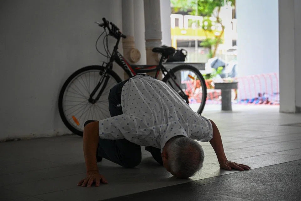 BALIK KAMPUNG: Encik Ng Kok Song, 75 tahun, pulang ke tapak ‘kampung’ asalnya yang terletak di kawasan Blk 475A Upper Serangoon Crescent setelah berjaya dipilih sebagai calon Pilihan Raya Presiden 2023.
