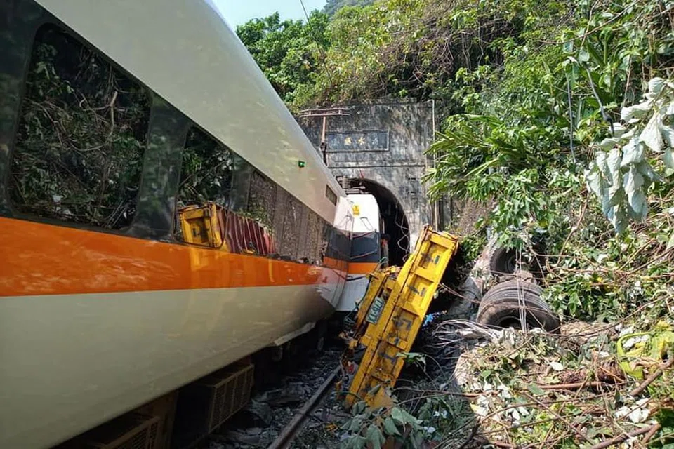 TERGELINCIR DALAM TEROWONG: Sebuah kereta api yang membawa 350 penumpang tergelincir dalam satu terowong di Taiwan pada Jumaat (2 April).