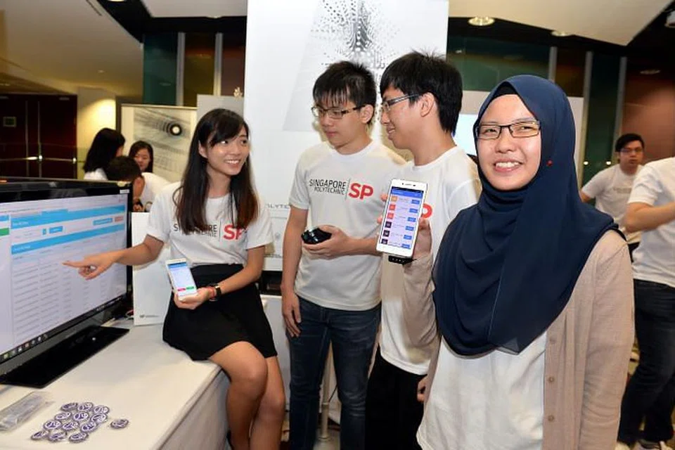 APLIKASI BARU: Cik Siti Heryani (kanan) dan rakan sekumpulannya (dari kiri) Cik Ong Li Yuan, Encik Teo Hoe Keat dan Encik Nicholas Fam menghasilkan aplikasi laman dan dua aplikasi telefon bijak. Tiada dalam gambar ialah Cik Lee Yi Jing.