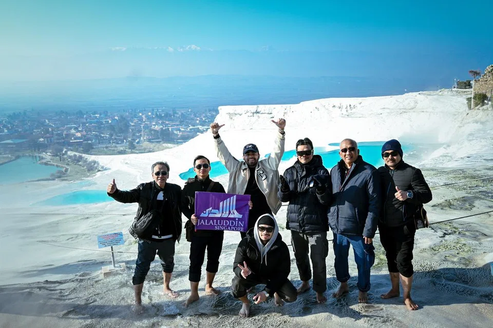 Air panas semula jadi yang kaya dengan mineral membentuk teres-teres putih yang menyerupai kapas, pemandangan yang cukup memukau di Pamukkale. 