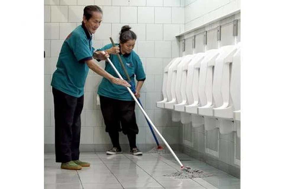 SKIM IHSAN SENJA: Warga berpendapatan rendah yang berusia 65 tahun ke atas akan menerima wang tunai sepanjang hayat mereka. - Foto fail