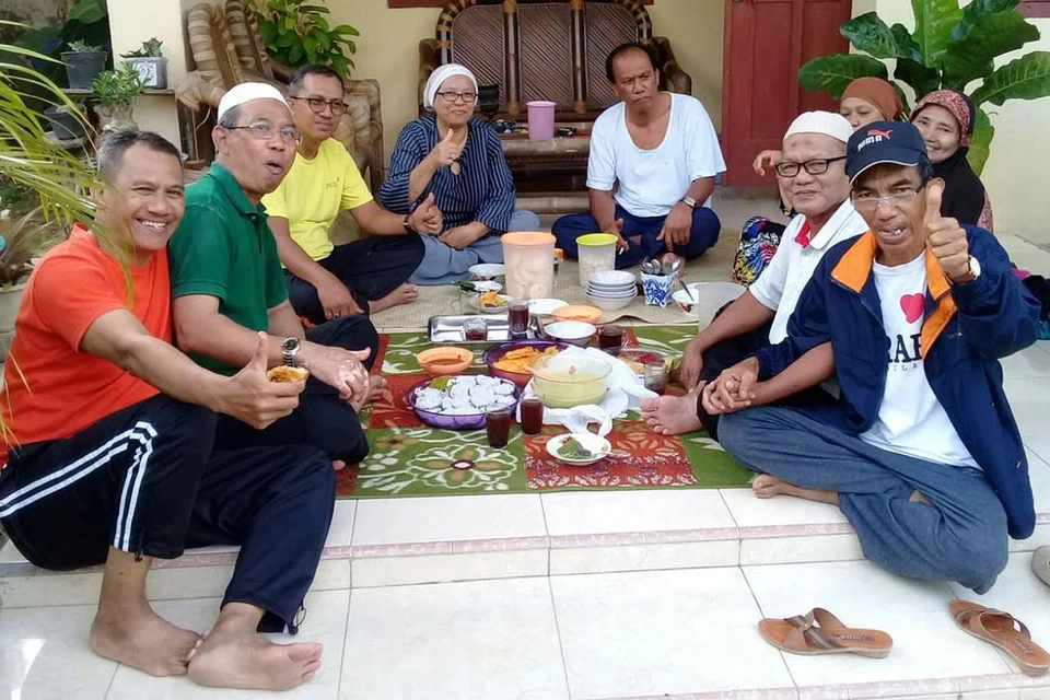 PERERAT SILATURAHIM DI SEBERANG: Penulis (berkemeja T putih) dan keluarga menjamu selera di anjung rumah Haji Saleh (dua dari kanan) di Batu Rusa, Pangkal Pinang. - Foto BH oleh SAINI SALLEH