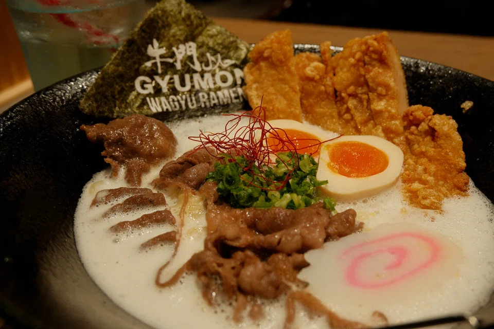 Ramen berkuah putih adalah salah satu menu ‘bestseller’ mereka. Sup pekat beraroma tapi tidak muak, ditambah pula dengan gabungan ayam goreng rangup, telur setengah masak, dan kepingan daging wagyu yang begitu lembut seakan cair di mulut.